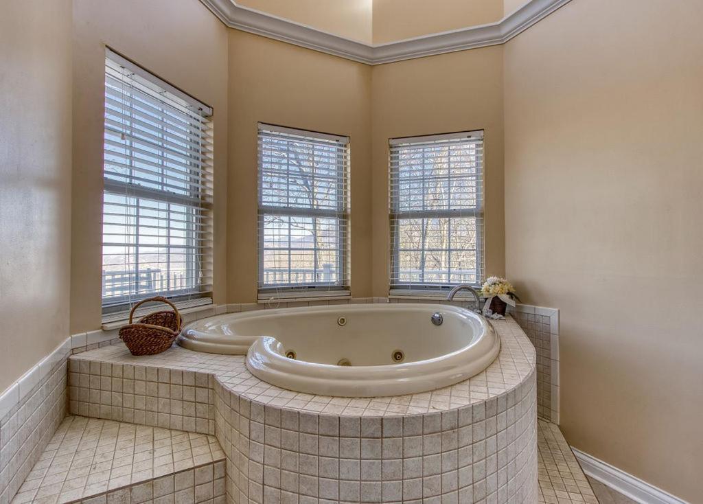 Ober Hideaway, Hot Tub, Wifi, 1089 Free Tickets Each Paid Day, Dollywood And More Gatlinburg Exterior photo